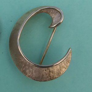 Vintage Crown Trifari Textured Gold Tone Letter C Brooch Pin